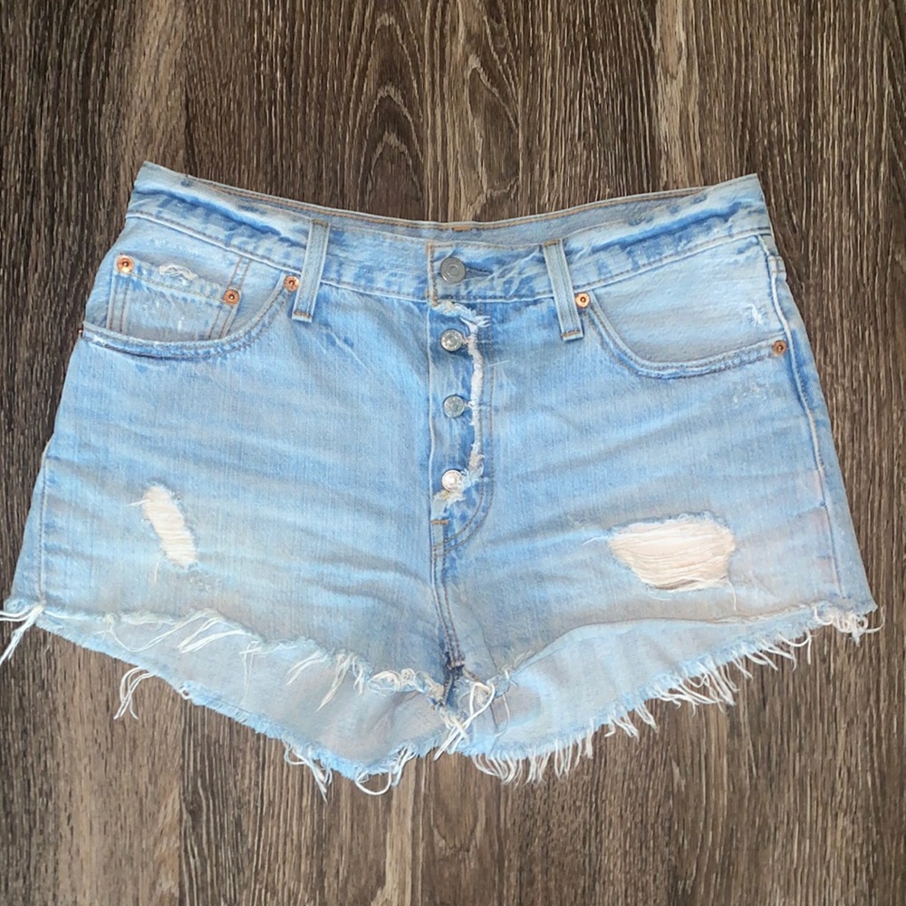 Levi’s light-wash denim short, size 27